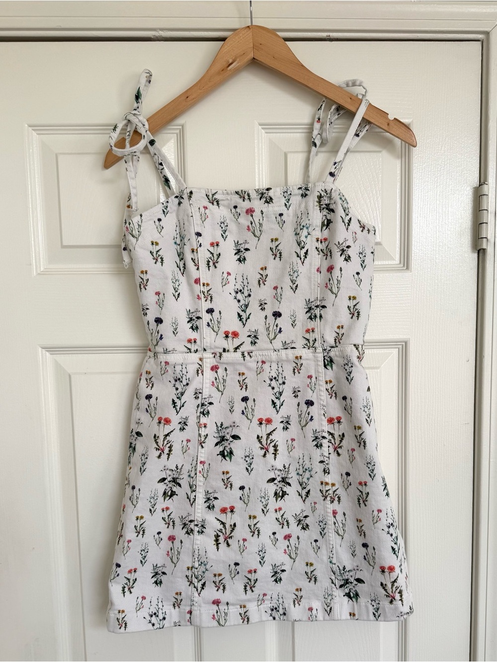 Alice + Olivia Jensen Tie Strap Denim Sundress In Georgia Floral White 4 - Picture 2 of 7